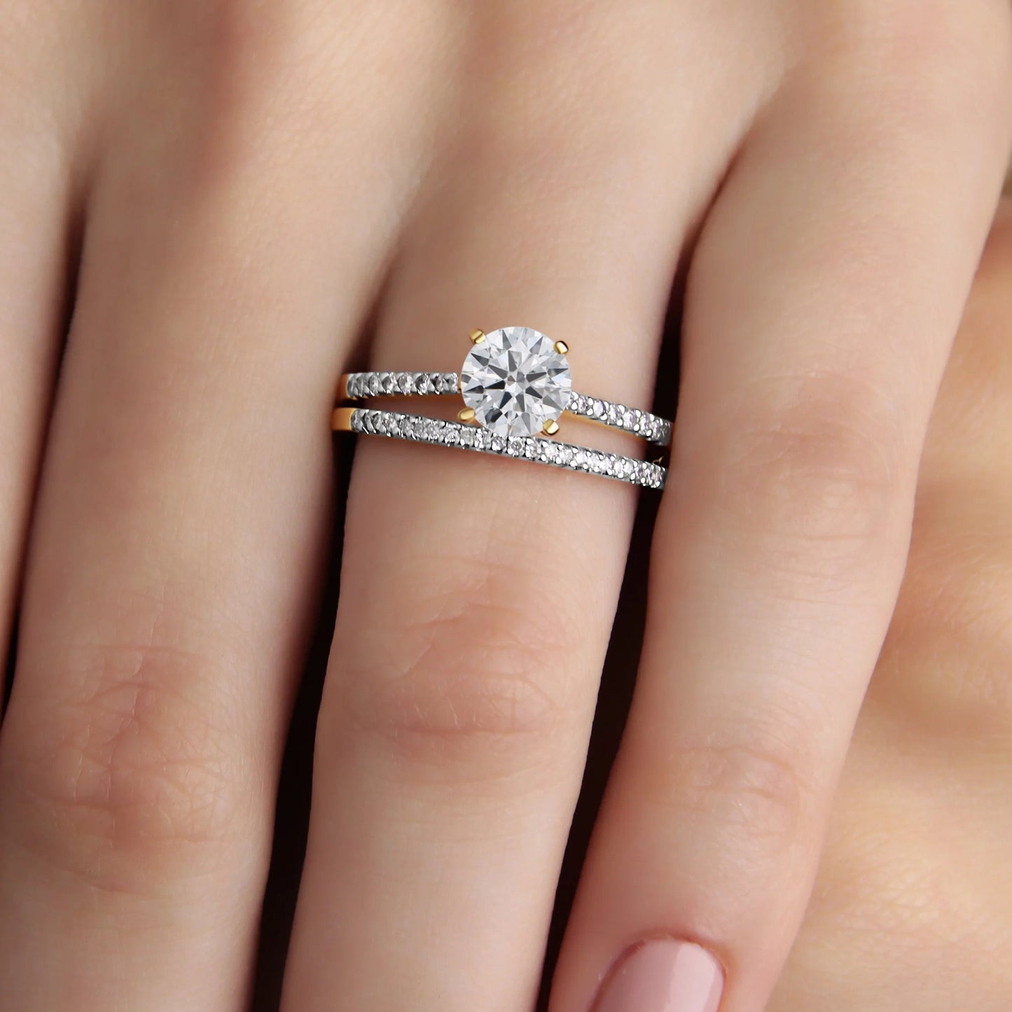 GIOVE MIO Set de Anillos de Compromiso y Matrimonio en Oro Amarillo de 18Kt con Diamante Creado en Laboratorio y Diamantes Naturales. Oro 18Kt / Amarillo