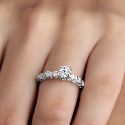 GIOVE MIO Anillo de Compromiso en Oro Blanco de 14Kt con Diamante Creado en Laboratorio y Diamantes Naturales. Oro 14Kt / Blanco