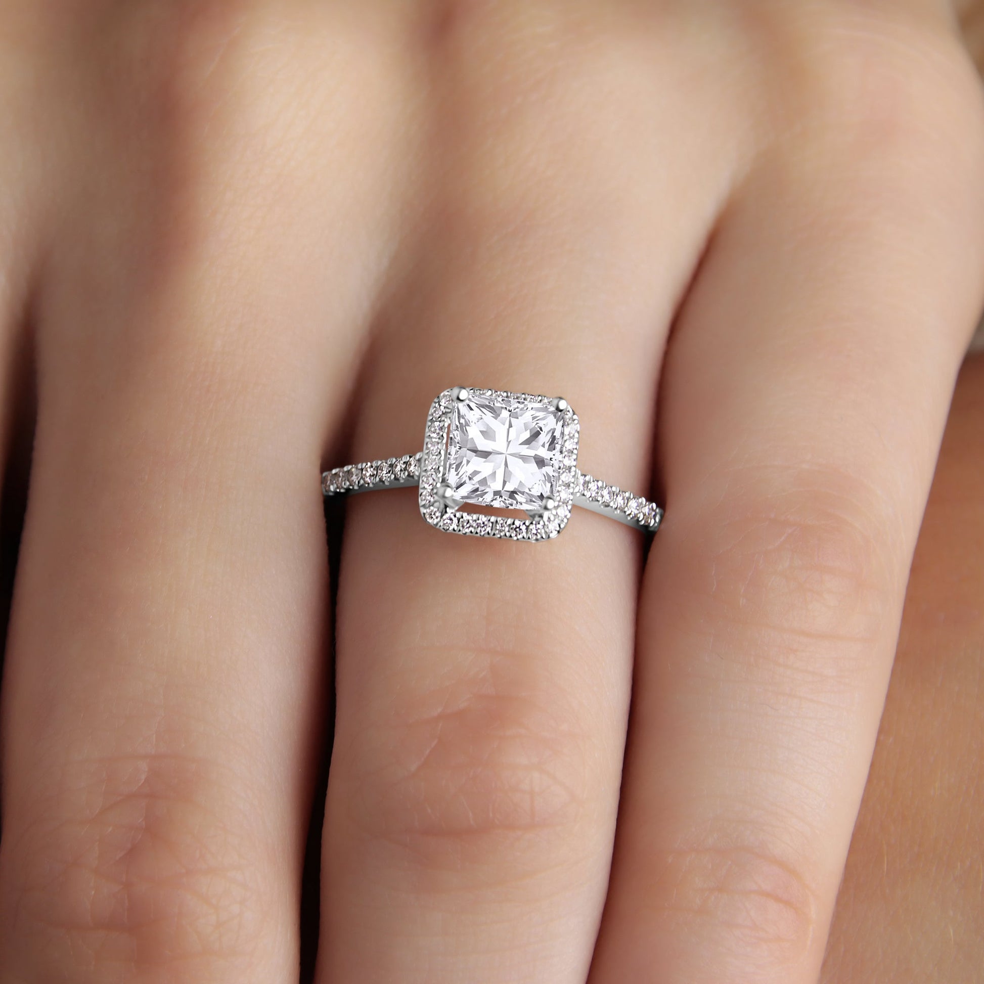 GIOVE MIO Anillo de Compromiso en Oro Blanco de 18Kt con Diamante Creado en Laboratorio y Diamantes Naturales. Oro 18Kt / Blanco