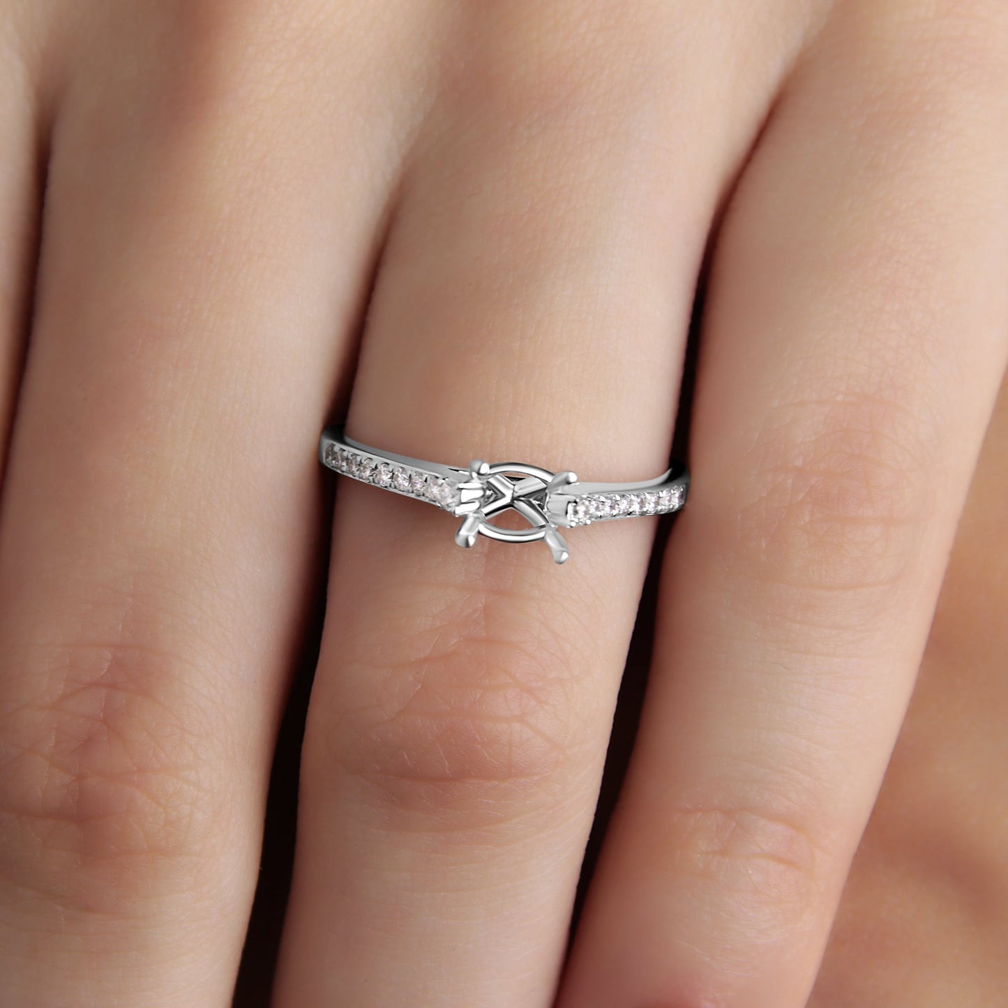 GIOVE MIO Solitario en Oro Blanco de 18Kt con Diamante Creado en Laboratorio y Diamantes Naturales. Oro 18Kt / Blanco