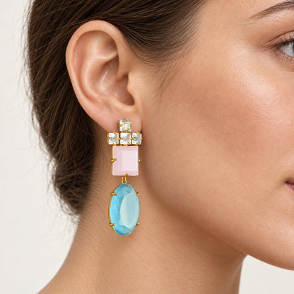 GIOVE MIO aretes colgantes en plata 925 bañada en oro amarillo de 18kt con topacio y cuarzo, 18 x 58 mm — vista en modelo.