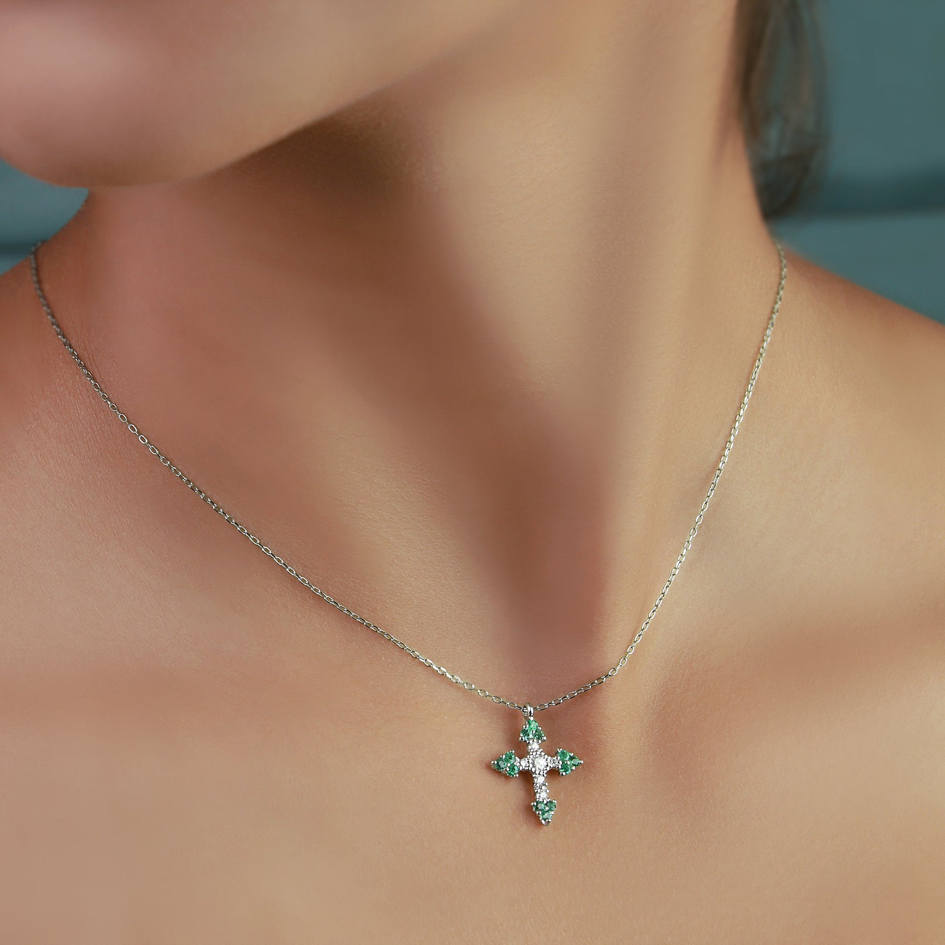 GIOVE MIO Cadena con Dije de Cruz en Oro Blanco de 18Kt con Esmeraldas y Diamantes Naturales. Oro 18Kt / Blanco / 15X17MM