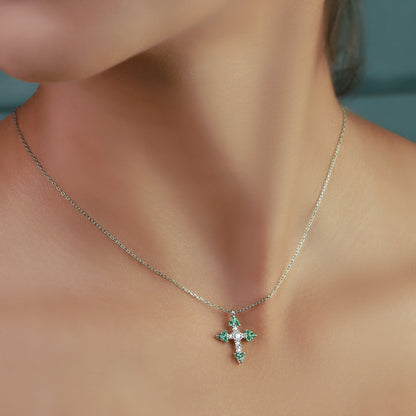 GIOVE MIO Cadena con Dije de Cruz en Oro Blanco de 18Kt con Esmeraldas y Diamantes Naturales. Oro 18Kt / Blanco / 15X17MM