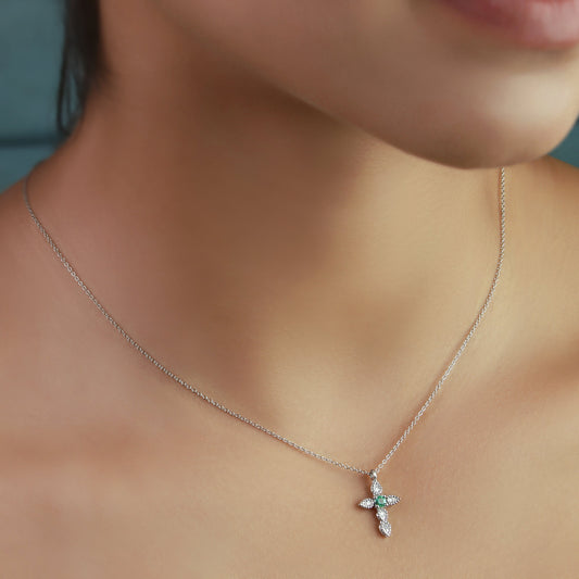 NECKLACE WITH CROSS PENDANT IN 14KT WHITE GOLD WITH EMERALDS 0.20CT AND NATURAL DIAMOND 0.10CT.