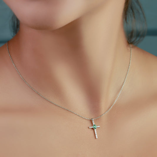 NECKLACE WITH CROSS PENDANT IN 14KT WHITE GOLD WITH EMERALD 0.20CT AND NATURAL DIAMOND 0.15CT.