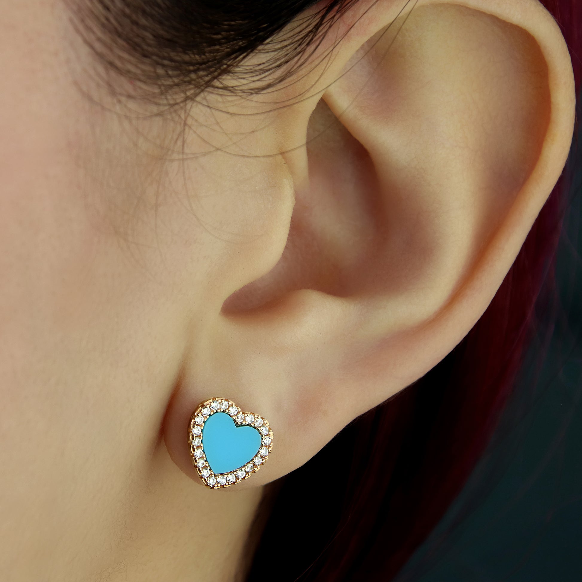GIOVE MIO: Aretes Halo CUORE MIO  en Plata 925 Bañada en Oro Amarillo de 18kt. Sofisticación y elegancia se unen en estos exclusivos aretes con turquesas. ¡Destaca tu estilo con un toque de lujo! PLATA 925 BAÑADA EN ORO 18KT / ROSADO