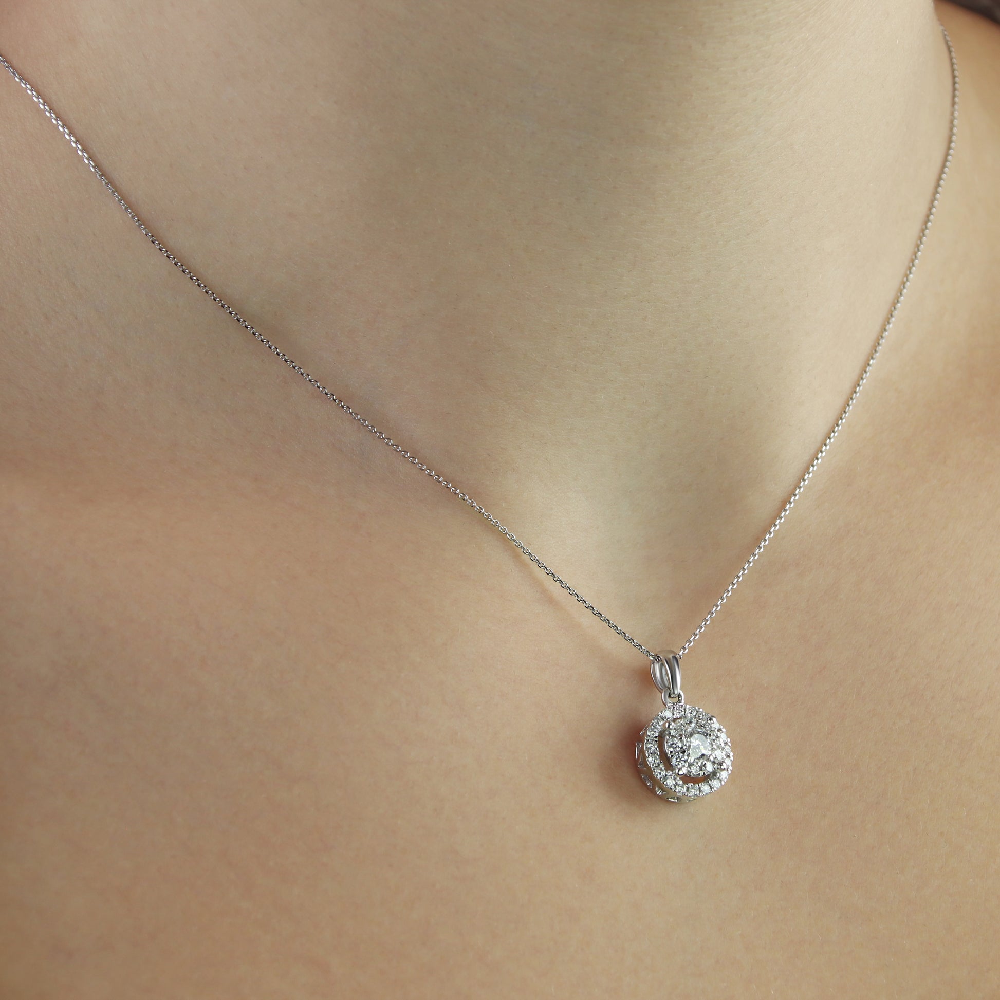 GIOVE MIO Dije de Halo en Oro Blanco de 14Kt con Diamantes Naturales. Oro 14Kt / Blanco / 10MM