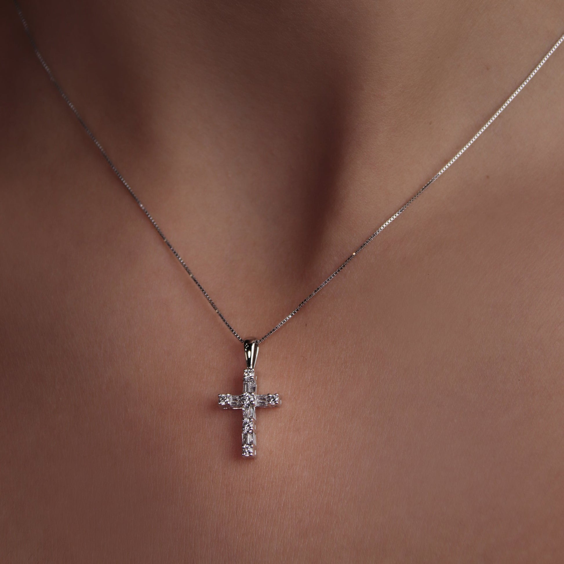 GIOVE MIO Dije de Cruz en Oro Blanco de 14Kt con Diamantes Naturales y Diamantes Creados en Laboratorio. Oro 14Kt / Blanco / 10X15MM