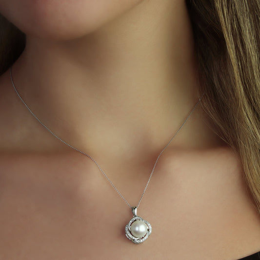 GIOVE MIO Dije en Oro Blanco de 14Kt con Perlas Cultivadas Akoya y Diamantes Naturales. Oro 14Kt / Blanco / 15X15MM