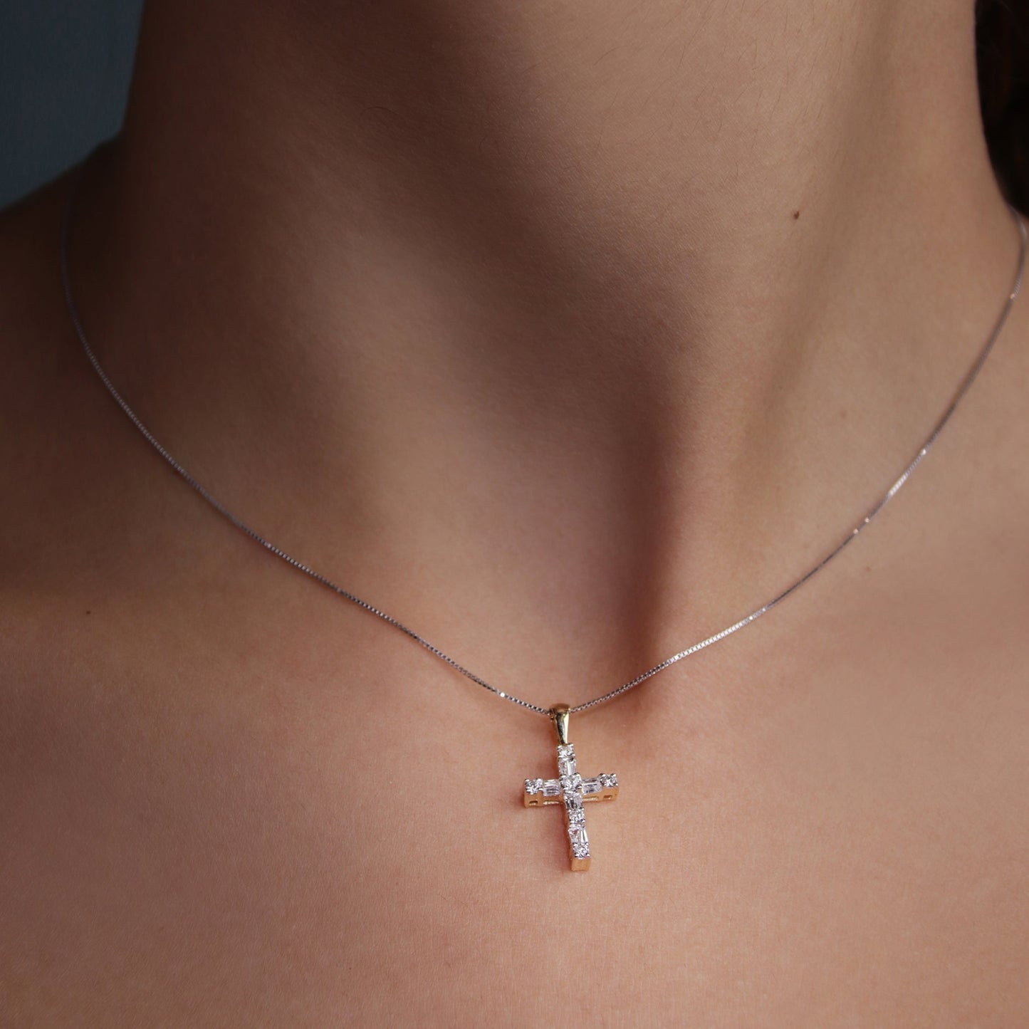 GIOVE MIO Dije de Cruz Cruz en Oro Amarillo de 14Kt con Diamantes Naturales y Diamantes Creados en Laboratorio. Oro 14Kt / Amarillo / 10X15MM