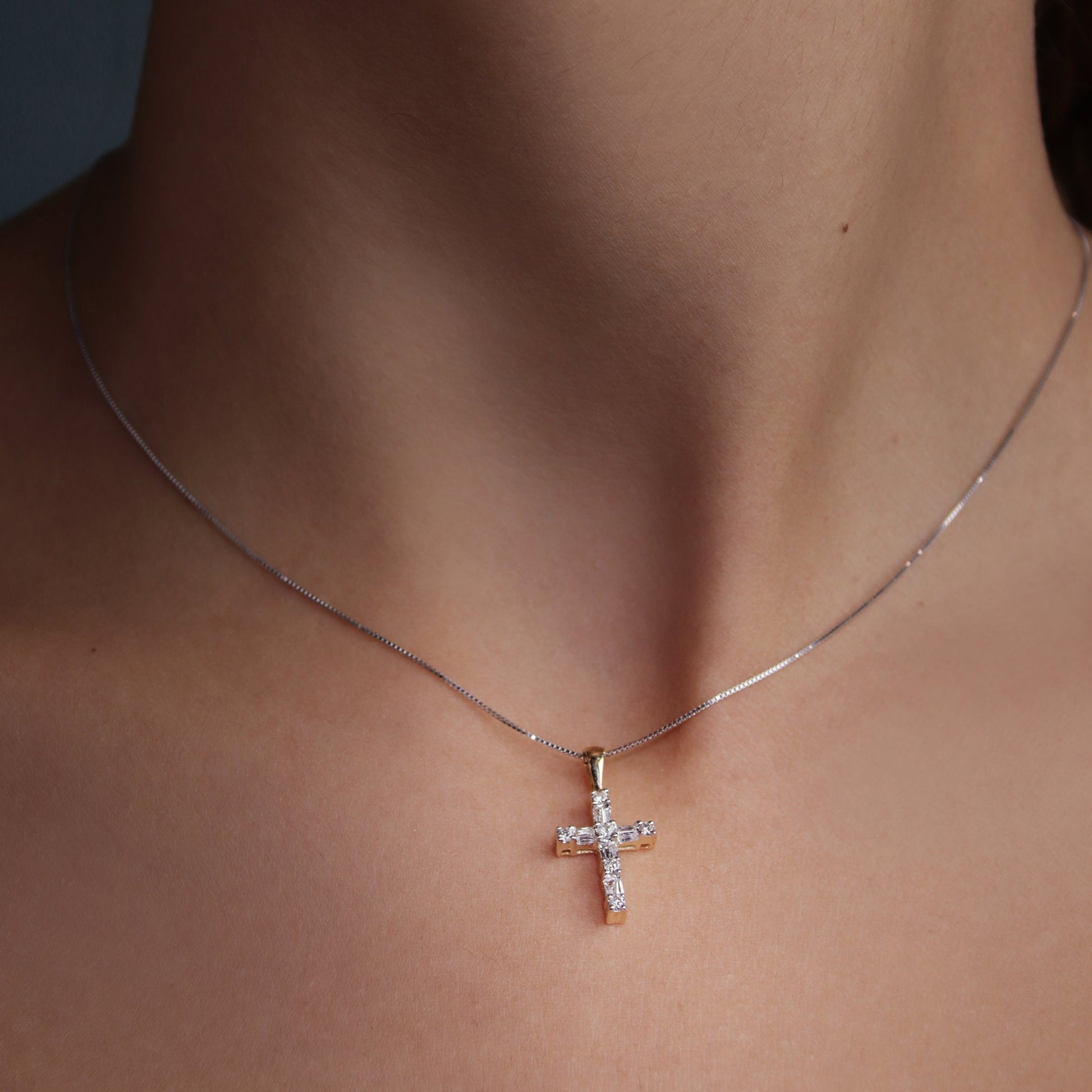 GIOVE MIO Dije de Cruz Cruz en Oro Amarillo de 14Kt con Diamantes Naturales y Diamantes Creados en Laboratorio. Oro 14Kt / Amarillo / 10X15MM