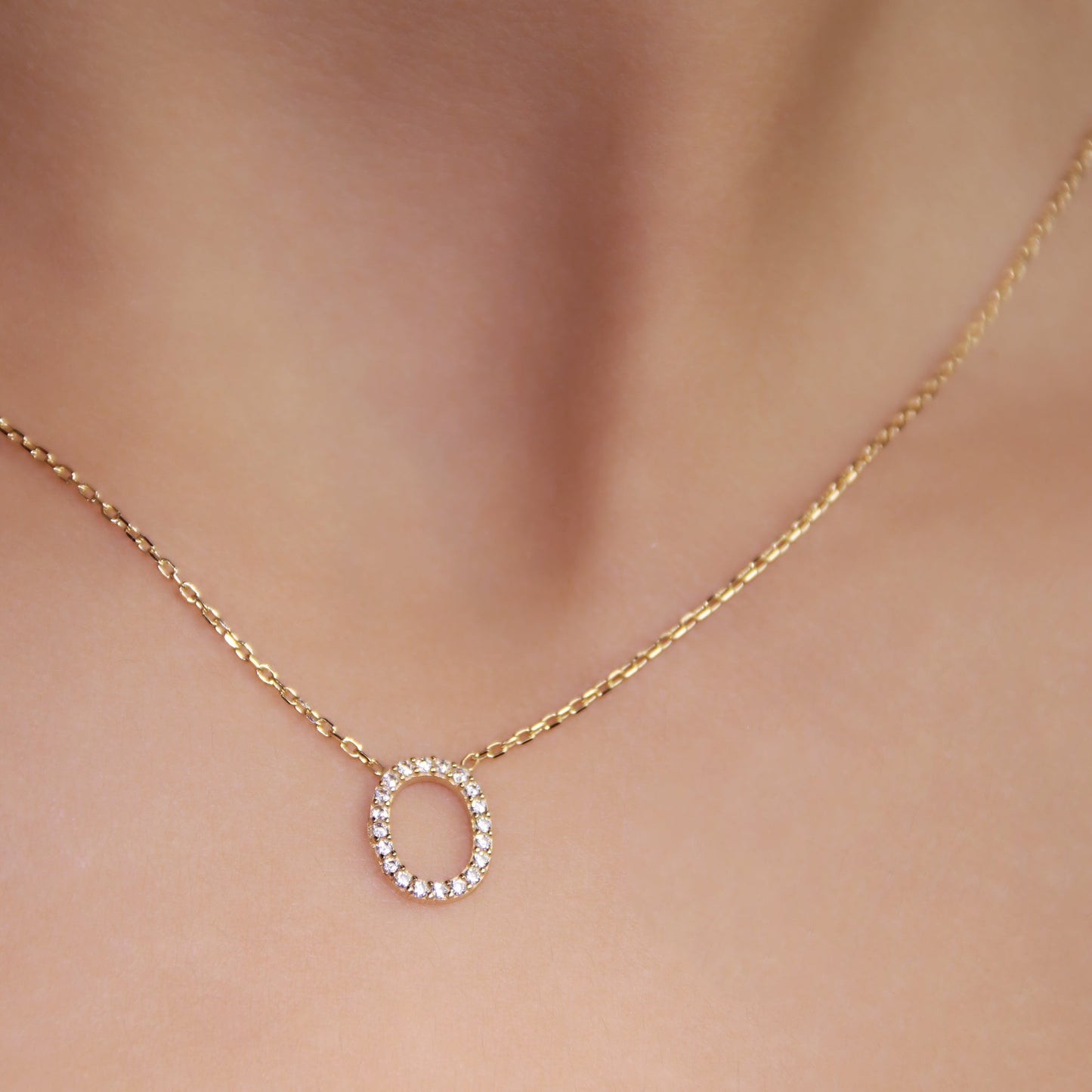 GIOVE MIO Cadena con Dije Oval en Oro Amarillo de 18Kt con Circonia Cúbica. Oro 18Kt / Amarillo / 8X10MM