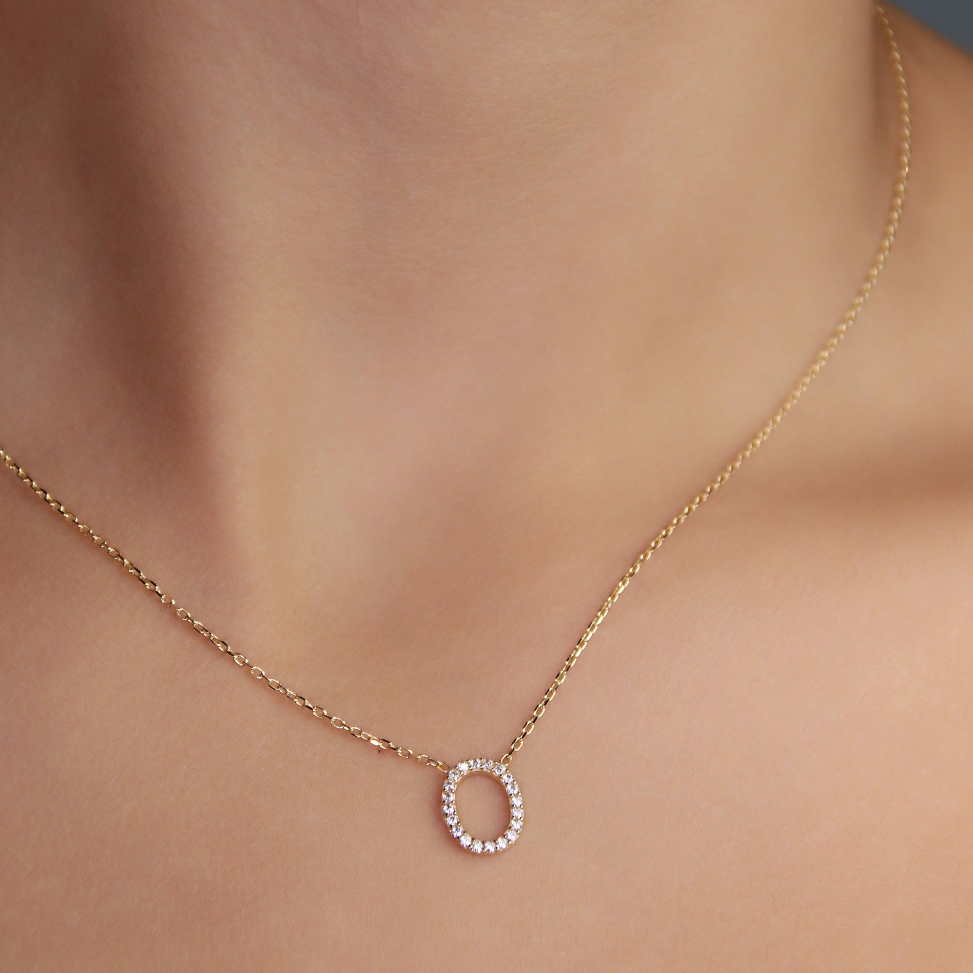 GIOVE MIO Cadena con Dije Oval en Oro Amarillo de 18Kt con Circonia Cúbica. Oro 18Kt / Amarillo / 8X10MM