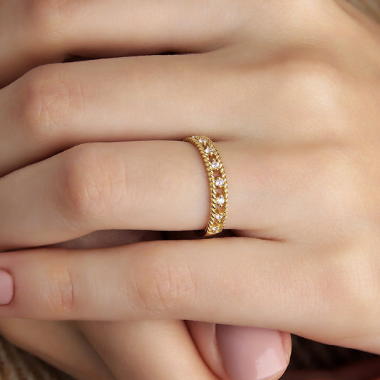 GIOVE MIO: Anillo fashion en oro amarillo de 18kt con circonia cúbica, tamaño US 6. ¡Destaca con estilo y elegancia! ORO 18KT / AMARILLO / 3.5 X  MM