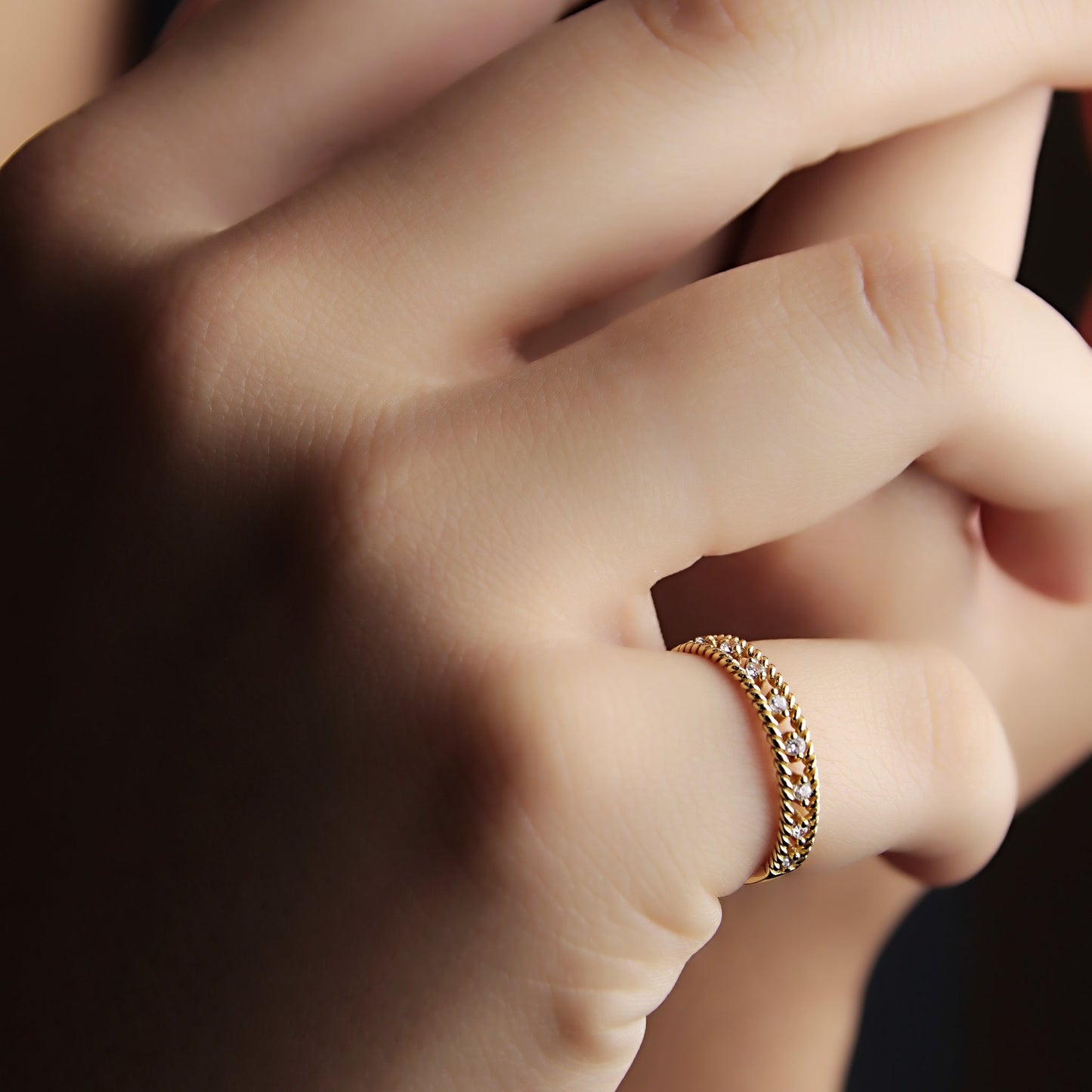 GIOVE MIO: Anillo fashion en oro amarillo de 18kt con circonia cúbica, tamaño US 6. ¡Destaca con estilo y elegancia! ORO 18KT / AMARILLO / 3.5 X  MM