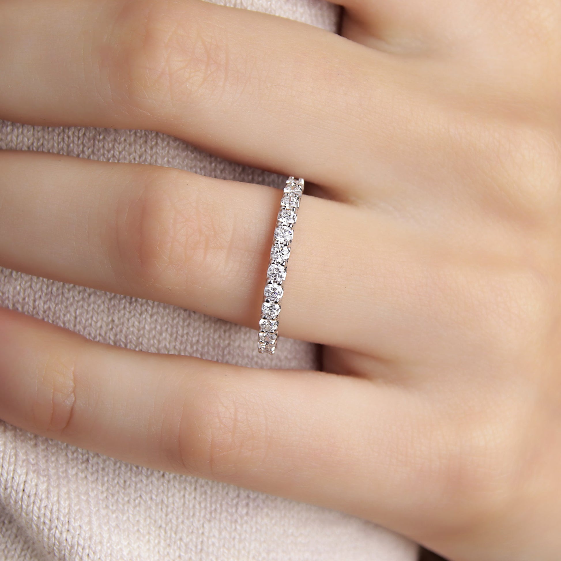 GIOVE MIO Banda en Oro Blanco de 14Kt con Diamantes Naturales. Oro 14Kt / Blanco