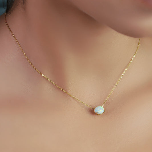 GIOVE MIO: La joya perfecta para celebrar la vida. Regala elegancia y significado con nuestra cadena con dije de gema de nacimiento (ópalo) en oro amarillo 10kt. Añade brillo y personalidad a cualquier outfit con esta pieza única de 43 CM. ORO 10KT / AMARILLO