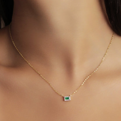 GIOVE MIO: Cadena con dije de gema en oro amarillo de 10kt, sofisticación y elegancia en cada detalle. ¡Deslumbra con esta joya única de esmeralda y esmeraldas de 43 CM! Eleva tu estilo con un toque de lujo. ¡Hazla tuya ya! ORO 10KT / AMARILLO