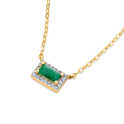 GIOVE MIO: Cadena con dije de gema en oro amarillo de 10kt, sofisticación y elegancia en cada detalle. ¡Deslumbra con esta joya única de esmeralda y esmeraldas de 43 CM! Eleva tu estilo con un toque de lujo. ¡Hazla tuya ya! ORO 10KT / AMARILLO