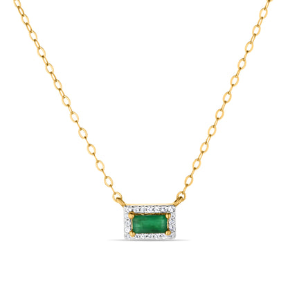 GIOVE MIO: Cadena con dije de gema en oro amarillo de 10kt, sofisticación y elegancia en cada detalle. ¡Deslumbra con esta joya única de esmeralda y esmeraldas de 43 CM! Eleva tu estilo con un toque de lujo. ¡Hazla tuya ya! ORO 10KT / AMARILLO
