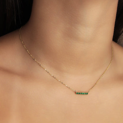 GIOVE MIO: Cadena de oro amarillo con dije de esmeralda. Elegancia y distinción. Destaca con sofisticación con nuestra exclusiva cadena de 43 CM en 10kt de oro amarillo. ¡Brilla con la belleza de la esmeralda! ¡Hazla tuya! ORO 10KT / AMARILLO