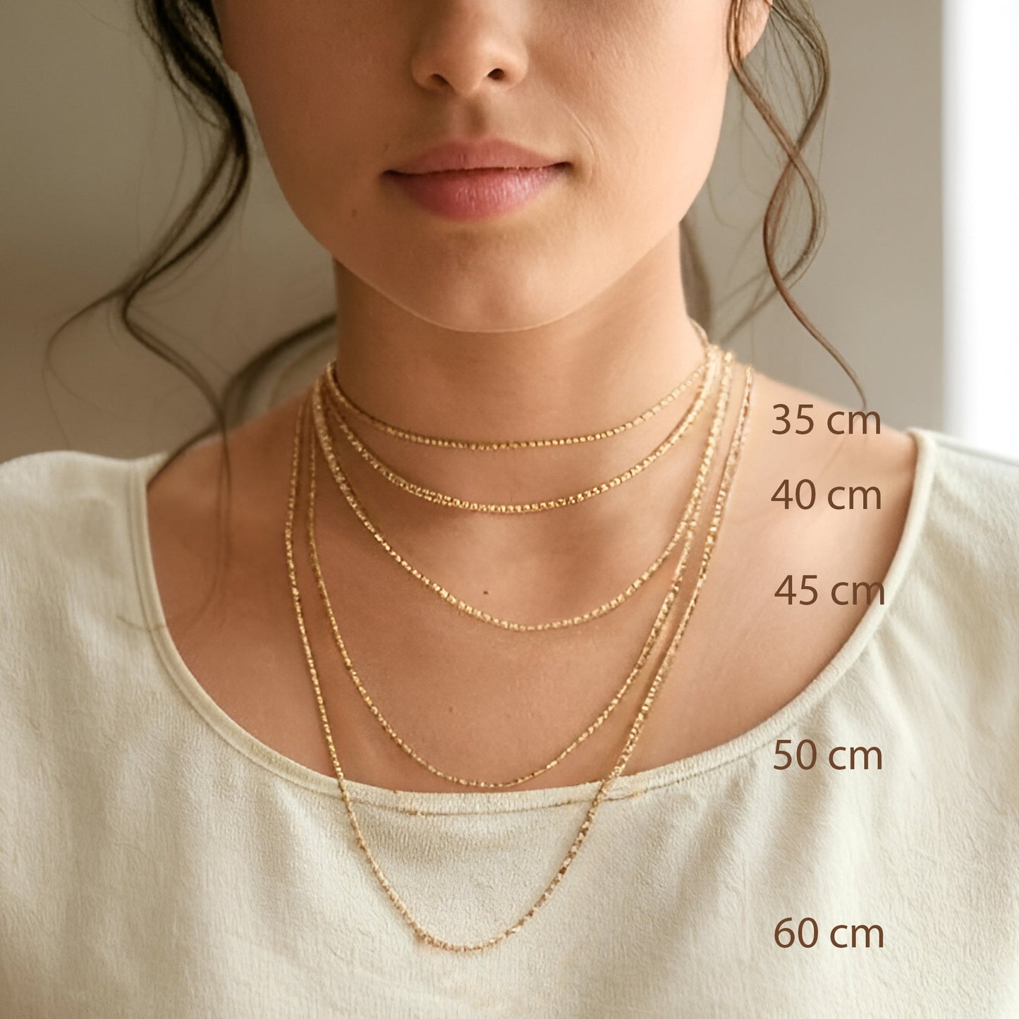 GIOVE MIO: Cadena de oro amarillo con dije de esmeralda. Elegancia y distinción. Destaca con sofisticación con nuestra exclusiva cadena de 43 CM en 10kt de oro amarillo. ¡Brilla con la belleza de la esmeralda! ¡Hazla tuya! ORO 10KT / AMARILLO