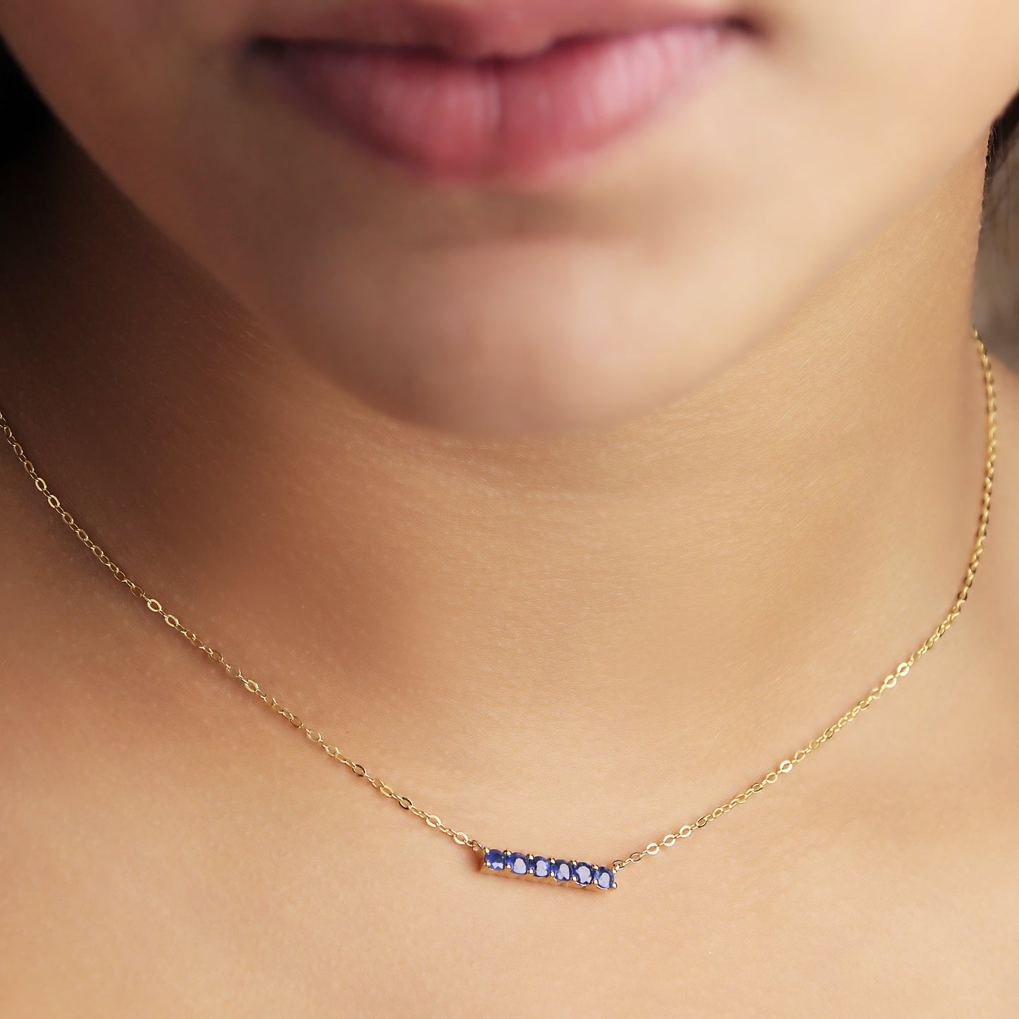 GIOVE MIO Cadena con Dije de Barra y Gemas en Oro Amarillo de 10Kt con Zafiros Azules. Oro 10Kt / Amarillo / 16X3MM