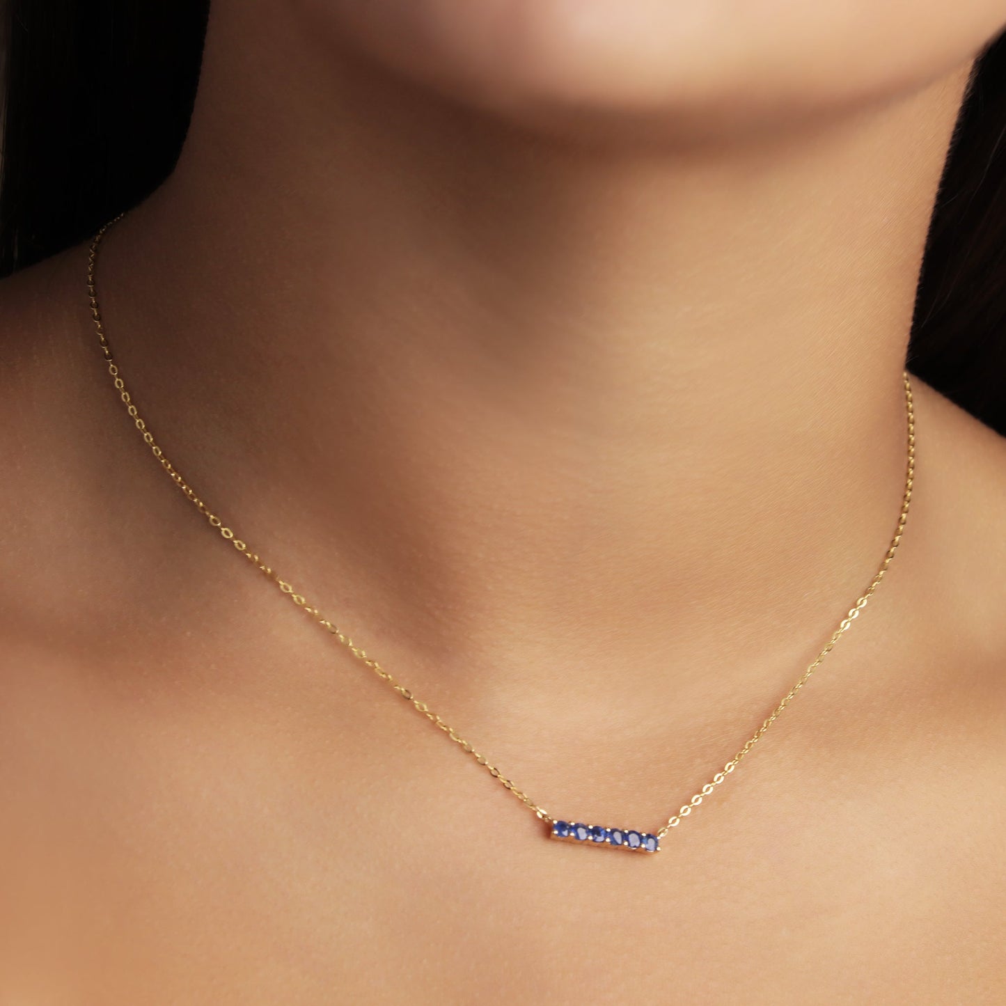 GIOVE MIO Cadena con Dije de Barra y Gemas en Oro Amarillo de 10Kt con Zafiros Azules. Oro 10Kt / Amarillo / 16X3MM