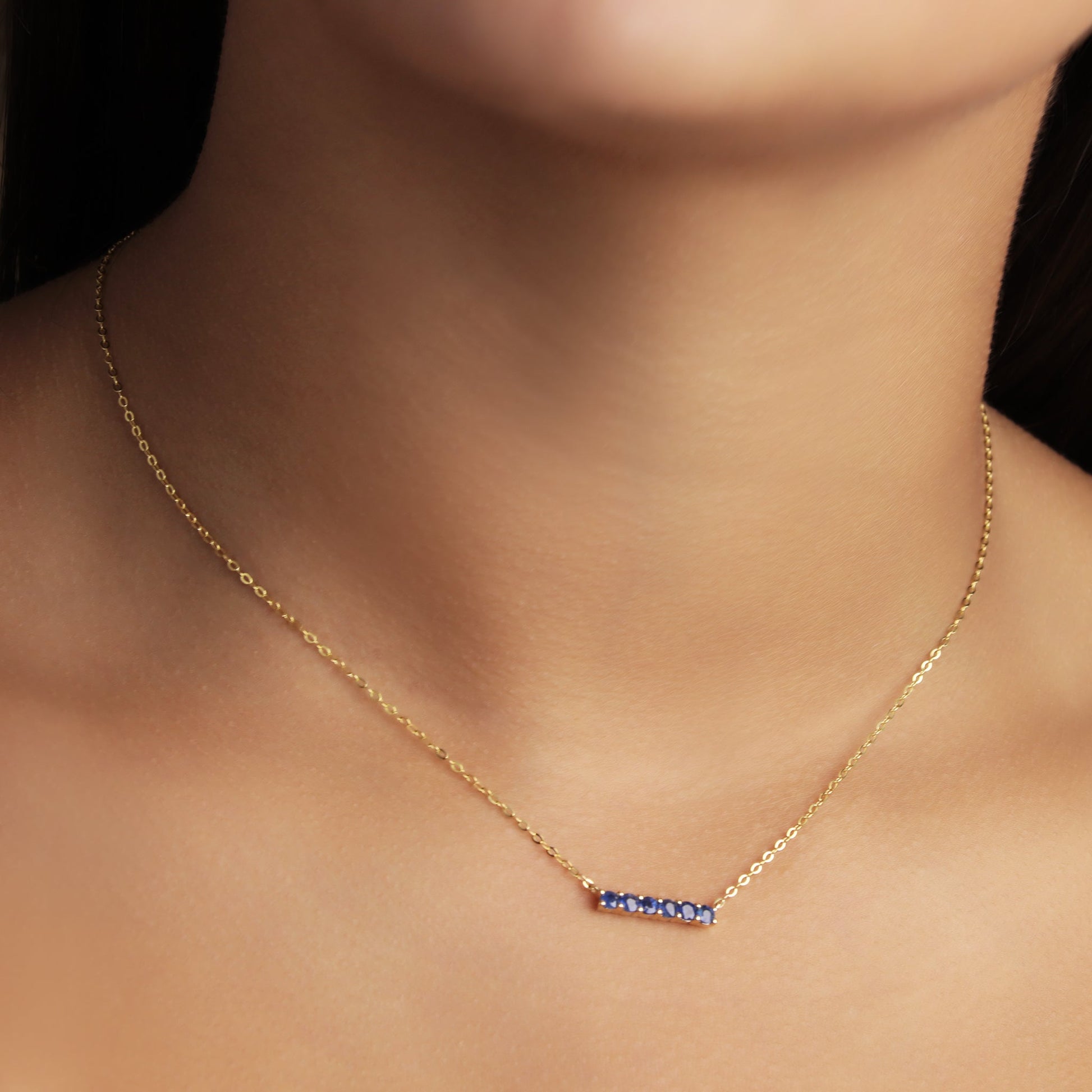 GIOVE MIO Cadena con Dije de Barra y Gemas en Oro Amarillo de 10Kt con Zafiros Azules. Oro 10Kt / Amarillo / 16X3MM