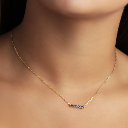 GIOVE MIO Cadena con Dije de Barra y Gemas en Oro Amarillo de 10Kt con Zafiros Azules. Oro 10Kt / Amarillo / 16X3MM