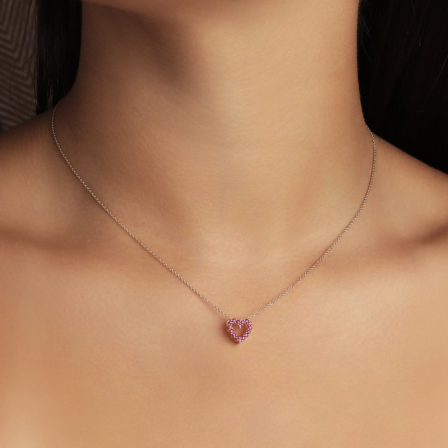 GIOVE MIO: Cadena de oro amarillo con dije de corazón y rubí, el regalo perfecto con significado. ¡Sorprende con estilo y elegancia! ORO 10KT / AMARILLO