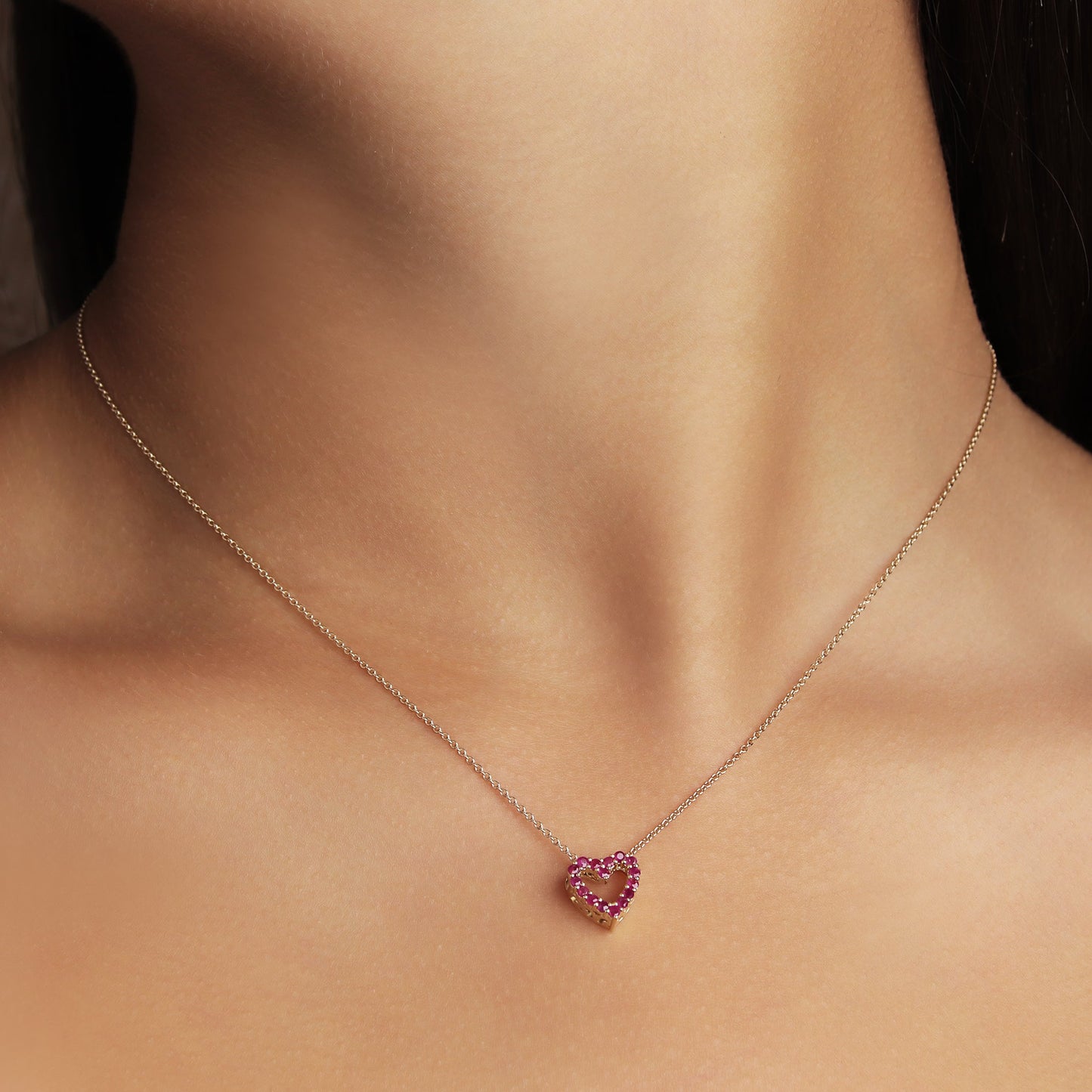 GIOVE MIO: Cadena de oro amarillo con dije de corazón y rubí, el regalo perfecto con significado. ¡Sorprende con estilo y elegancia! ORO 10KT / AMARILLO