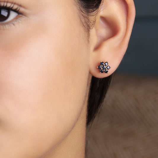 GIOVE MIO: Aretes Studs en Oro Amarillo de 10kt con Zafiro 0.84ct - ¡Ilumina tu estilo con elegancia y sofisticación! ORO 10KT / AMARILLO