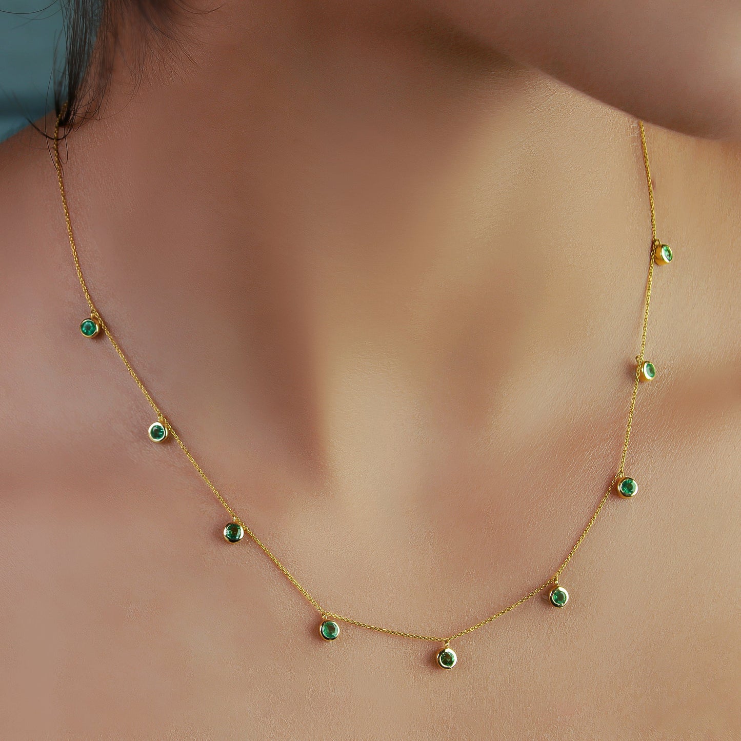 GIOVE MIO CHAIN NECKLACE WITH PENDANT IN 10KT YELLOW GOLD, WITH 0.9CT EMERALD.