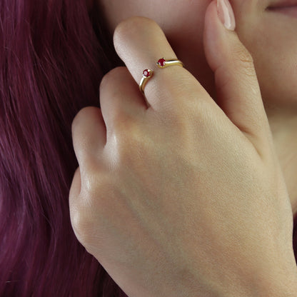 GIOVE MIO Anillo Fashion en Oro Amarillo de 14Kt con Rubíes. Oro 14Kt / Amarillo