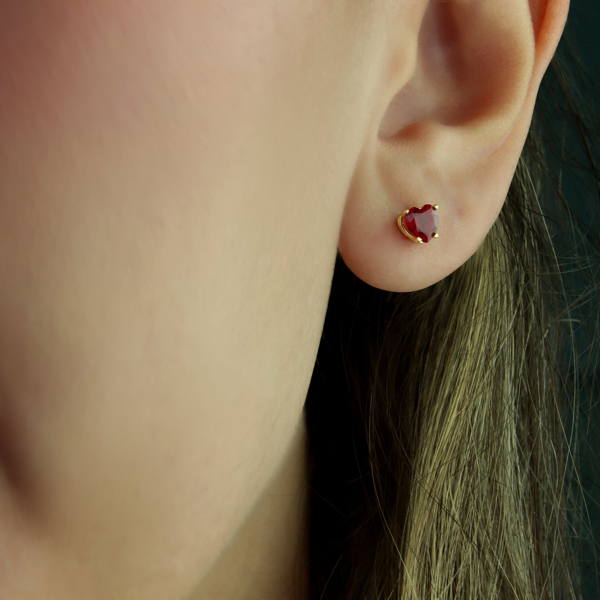 GIOVE MIO Studs en Oro Amarillo de 14Kt con Rubíes Creados en Laboratorio. Oro 14Kt / Amarillo / 5X5MM