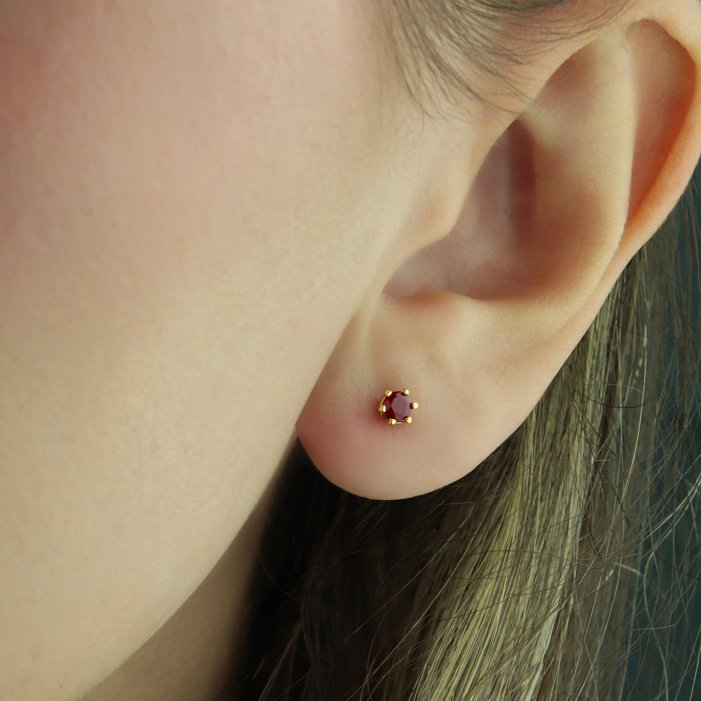 GIOVE MIO Studs en Oro Amarillo de 14Kt con Rubíes. Oro 14Kt / Amarillo / 3.87MM