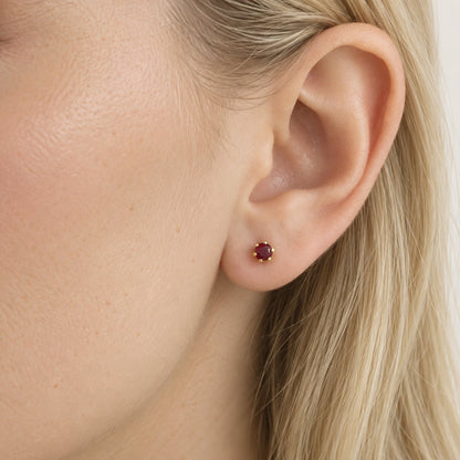 GIOVE MIO Studs en Oro Amarillo de 14Kt con Rubíes. Oro 14Kt / Amarillo / 3.87MM