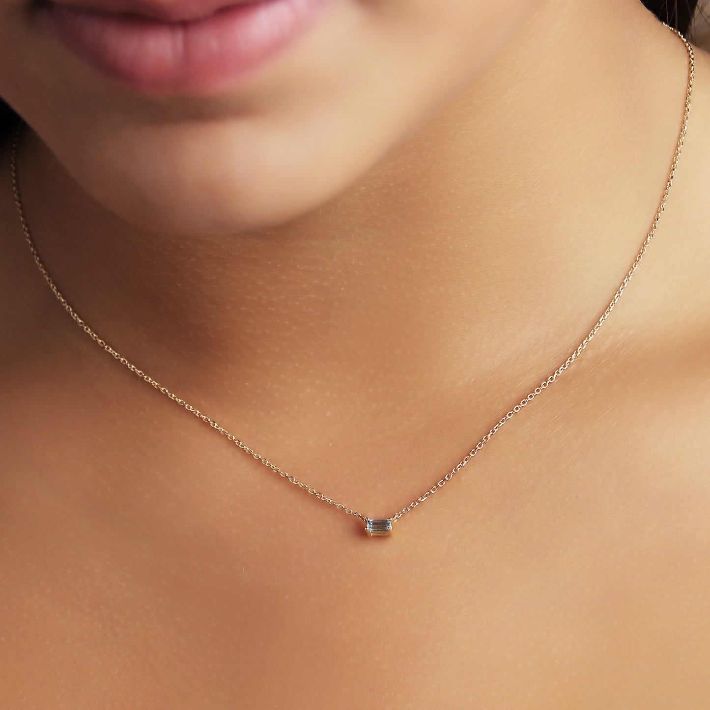 GIOVE MIO Cadena con Dije de Gema en Oro Amarillo de 14Kt con Topacio Azul London Blue. Oro 14Kt / Amarillo / 2X4MM