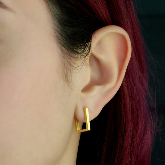 GIOVE MIO ARGOLLA EDGE: Aros en oro amarillo de 14kt, el regalo perfecto con significado y estilo. ¡Sorprende con elegancia y distinción! ORO 14KT / AMARILLO