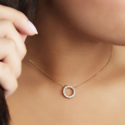 GIOVE MIO Cadena con Dije Circular y Gemas en Oro Amarillo de 14Kt con Topacios Blancos. Oro 14Kt / Amarillo / 14MM