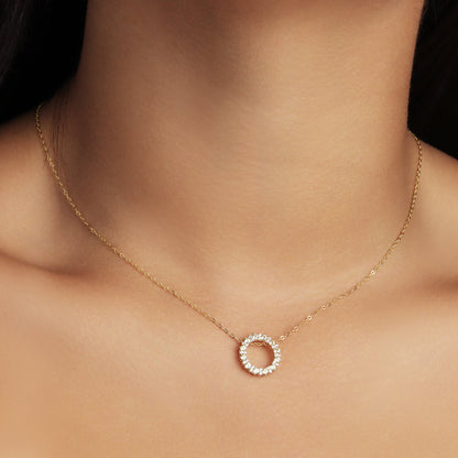 GIOVE MIO Cadena con Dije Circular y Gemas en Oro Amarillo de 14Kt con Topacios Blancos. Oro 14Kt / Amarillo / 14MM