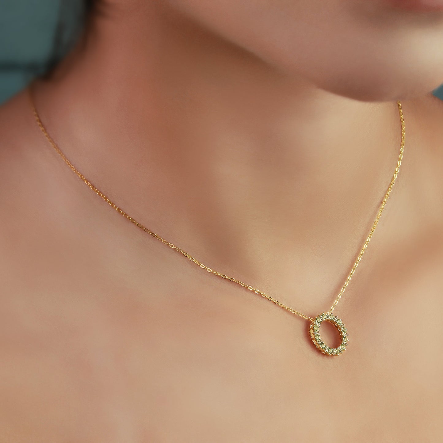 GIOVE MIO Cadena con Dije Circular y Gemas en Oro Amarillo de 14Kt con Peridotos y Topacios Blancos. Oro 14Kt / Amarillo / 14MM