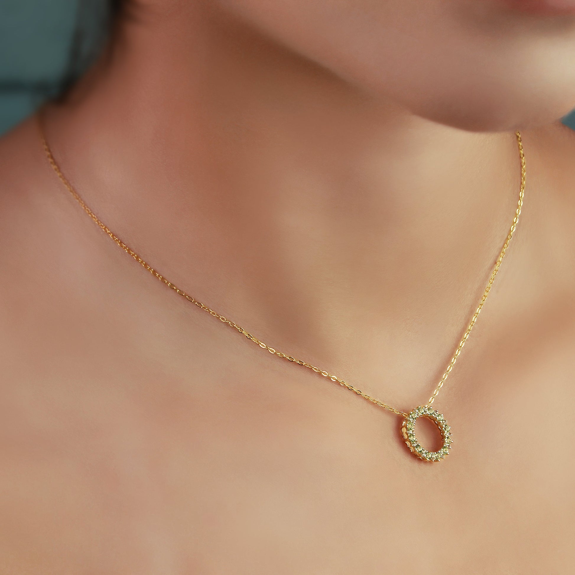 GIOVE MIO Cadena con Dije Circular y Gemas en Oro Amarillo de 14Kt con Peridotos y Topacios Blancos. Oro 14Kt / Amarillo / 14MM