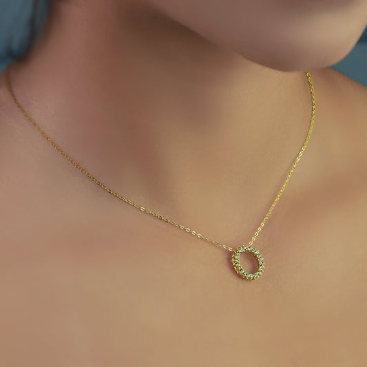 GIOVE MIO Cadena con Dije Circular y Gemas en Oro Amarillo de 14Kt con Peridotos y Topacios Blancos. Oro 14Kt / Amarillo / 14MM