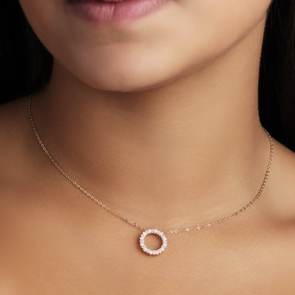 GIOVE MIO Cadena con Dije Circular y Gemas en Oro Amarillo de 14Kt con Ópalos y Zafiros Blancos. Oro 14Kt / Amarillo / 14MM