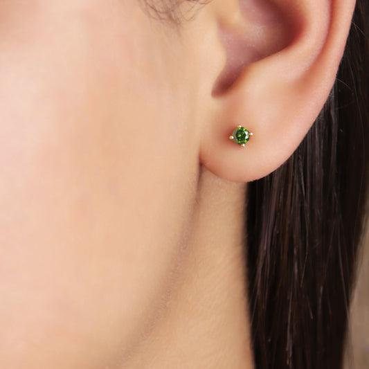 GIOVE MIO: Aretes Studs en Oro Amarillo de 10kt con Diamante Natural 0.30ct Fancy Dark Green. ¡Brilla con estilo y elegancia! ORO 10KT / AMARILLO