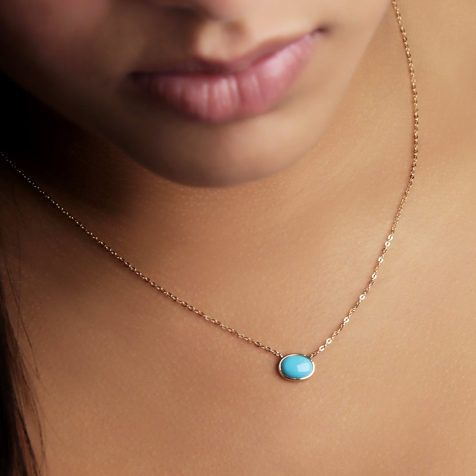 GIOVE MIO Cadena con Dije de Gema en Oro Amarillo de 18Kt con Turquesa. Oro 18Kt / Amarillo / 9.5X7.5MM