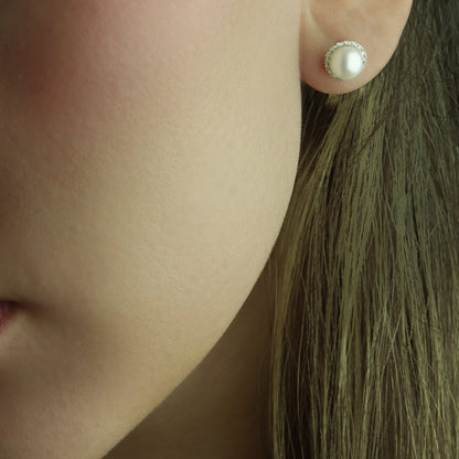GIOVE MIO Studs en Oro Blanco de 14Kt con Perlas Cultivadas Akoya y Diamantes Naturales. Oro 14Kt / Blanco / 8MM