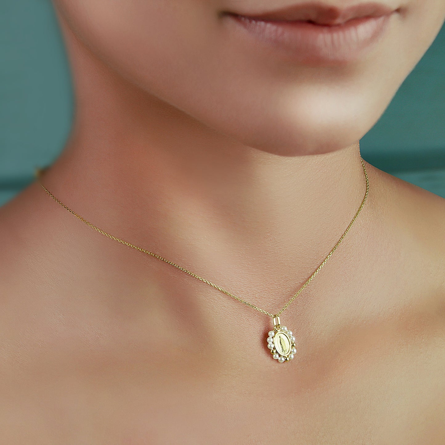 GIOVE MIO Cadena con Medalla de La Virgen de Guadalupe en Oro Amarillo de 14Kt con Perlas. Oro 14Kt / Amarillo / 13X14MM